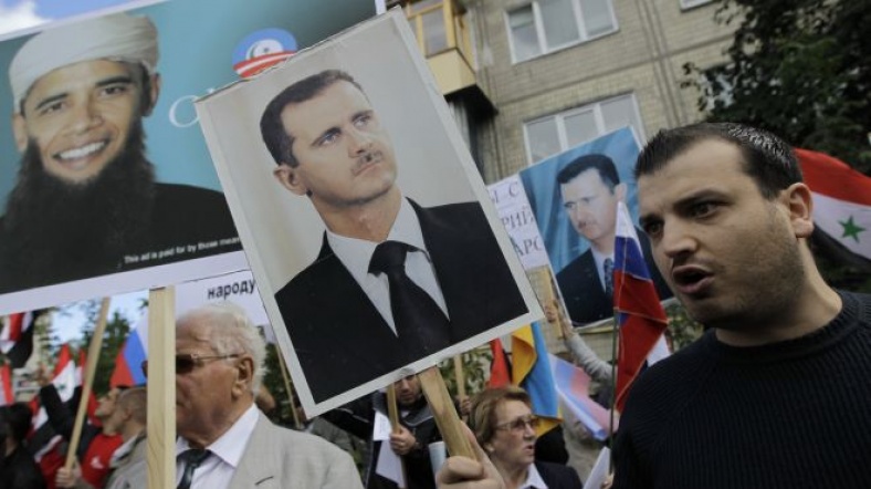 Kiev'de toplana Ukraynalı ve Suriyeli eylemciler, ABD'nin Suriye'ye olası askeri müdahalesini protesto ediyor