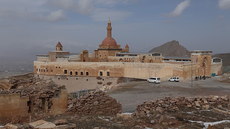 İshakpaşa sarayı