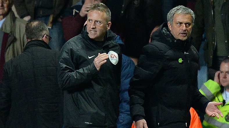 Mourinho Mourinho, ikinci kırmızı karttan sonra çok sinirlendi ve tribüne gönderildi.