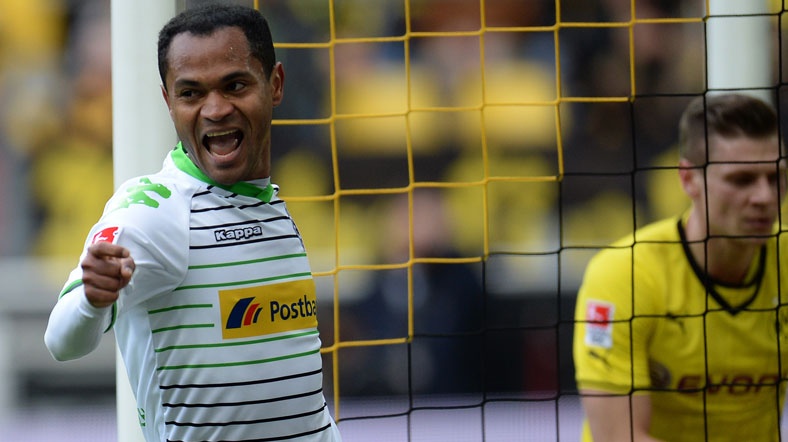 Dortmund_Gladbach Dortmund 10 kişi kalan rakibi karşısında beraberliği bulamadı.