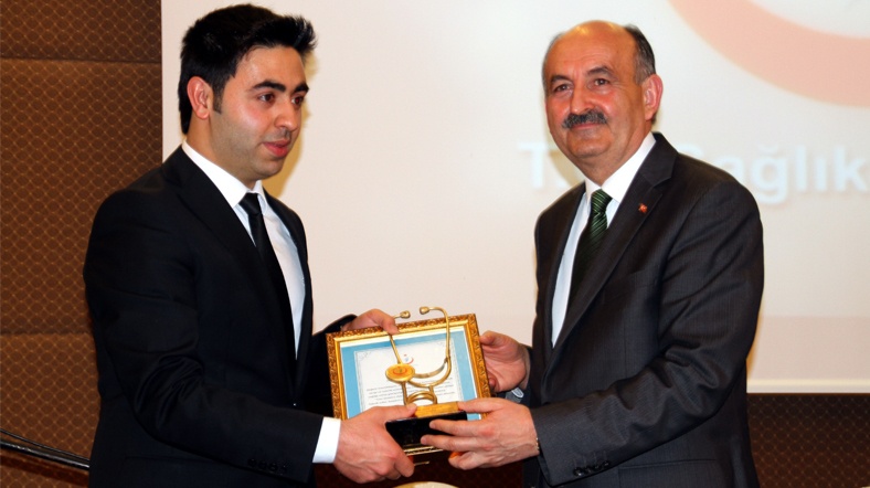 Sağlık Bakanı Müezzinoğlu Van'a yaptığı ziyarette başarılı hekimlere plaket verdi (AA) Sağlık Bakanı Müezzinoğlu Van'a yaptığı ziyarette başarılı hekimlere plaket verdi (AA)
