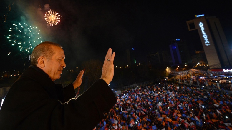 Recep Tayyip Erdoğan Recep Tayyip Erdoğan 30 Mart yerel seçim zaferini havai fişekler eşliğinde kutluyor.