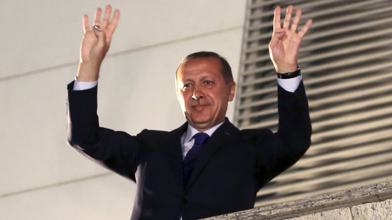 Recep Tayyip Erdoğan 30 Mart yerel seçim konuşmasında 'rabia işaretiyle' selam veriyor.