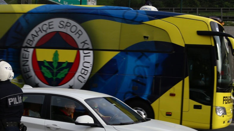 Galatasaray-Fenerbahçe maçı TSİ 19:00'da başlayacak.