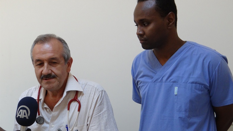 Türk Doktor Ali Göçer ile anestezi uzmanı Kasın Curan, Somali’de birlikte görev yapıyorlar.