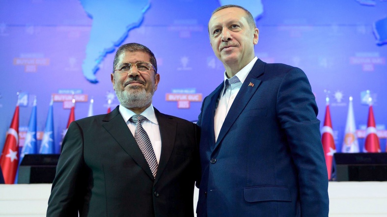 Muhammed Mursi ve Recep Tayyip Erdoğan poz veriyor.