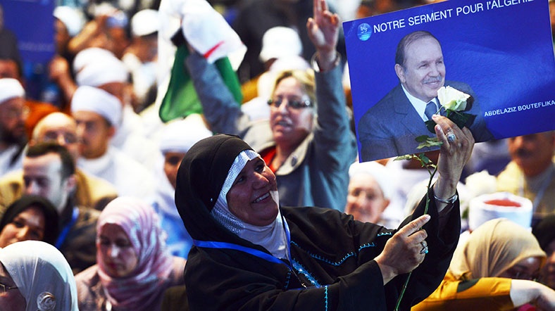 Abdulaziz Buteflika destekçisi bir Cezayirli kadın.