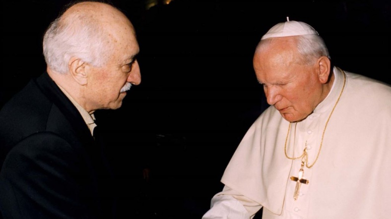 Fethullah Gülen ve Papa II. Jean Paul Vatikan'da el sıkışıyor.