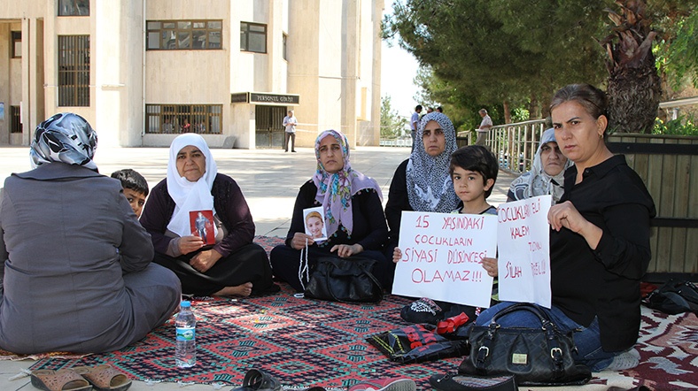 Diyarbakır'da çocukları için eylem yapan aileler