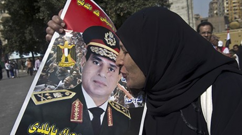 Sisi posterini öpen Mısırlı bir kadın