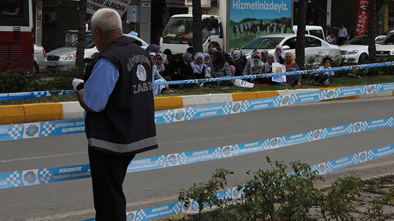 Diyarbakır'da eylem yapan aileler