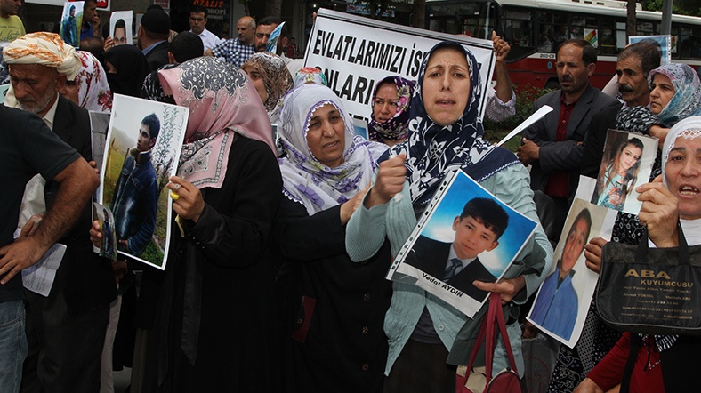 Diyarbakır'da eylem yapan aileler
