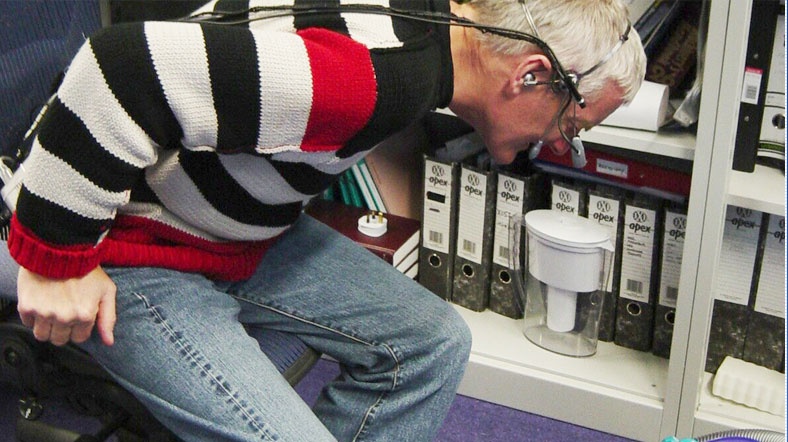 Dyson Halo'yu James Dyson kullanırken Dyson Halo'yu James Dyson kullanırken