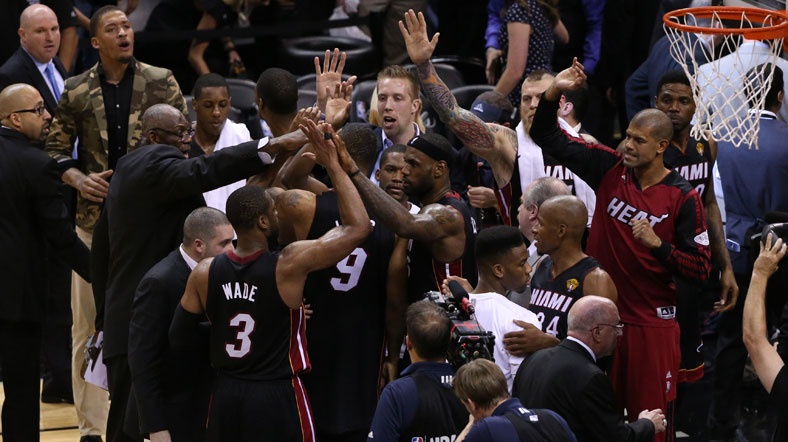 James_reuters LeBron James, ilk maçta sakatlığı nedeniyle maçı tamalayamamıştı.