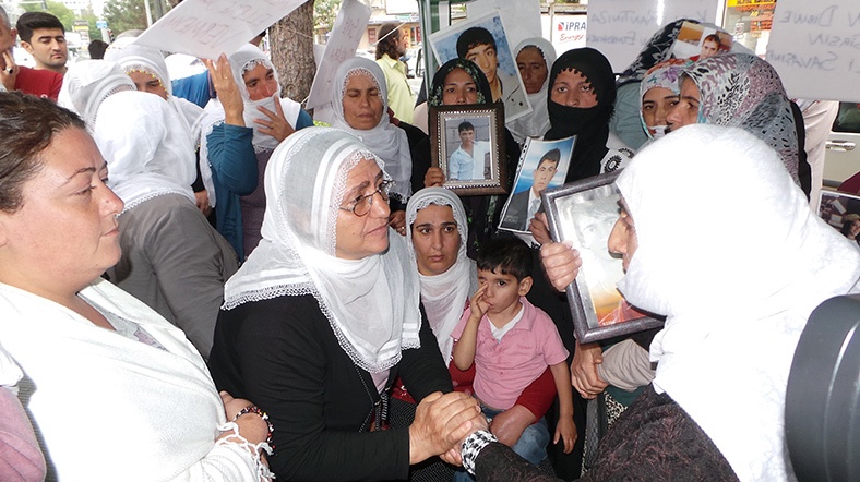 Diyarbakır'da eylem yapan aileler çocuklarının dağdan indirilmesini istiyor. [Fotoğraf:Mahmut Bozarslan-Al Jazeera]