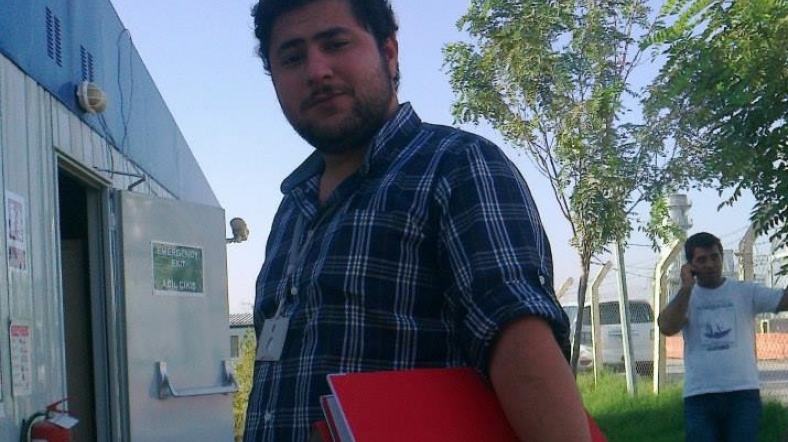 ibrahim tuğcu, adana'da iş bulamadığı için irak'a çalışmaya giden genç bir mühendis. şartlar iyi olursa adana'ya dönmek istediğini söylüyor.