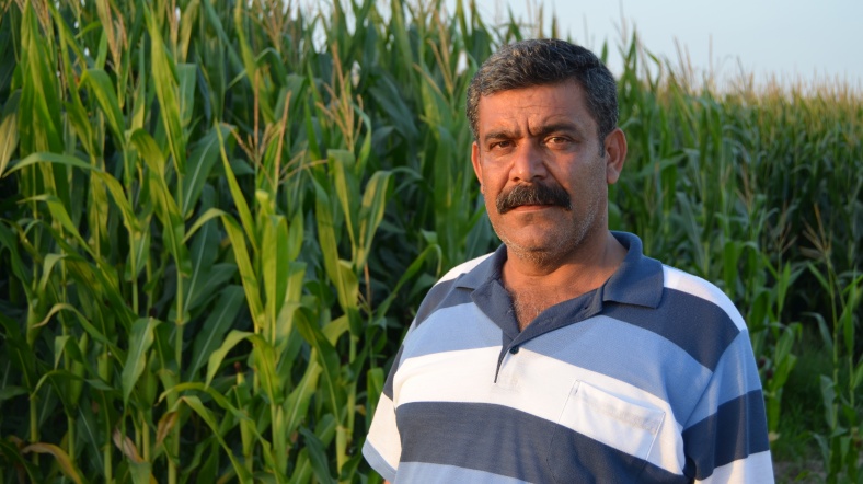 Halil Soyubelli bir çiftçi. Kuraklıktan etkilenmese de büyük şirketlerle rekabet edememekten yakınıyor.