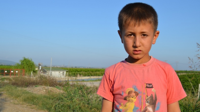 muhammed cihan henüz 7 yaşında. ailesi çukurova'da mevsimlik işçi olduğu için şanlıurfa'daki okulunu yarım bırakmış.