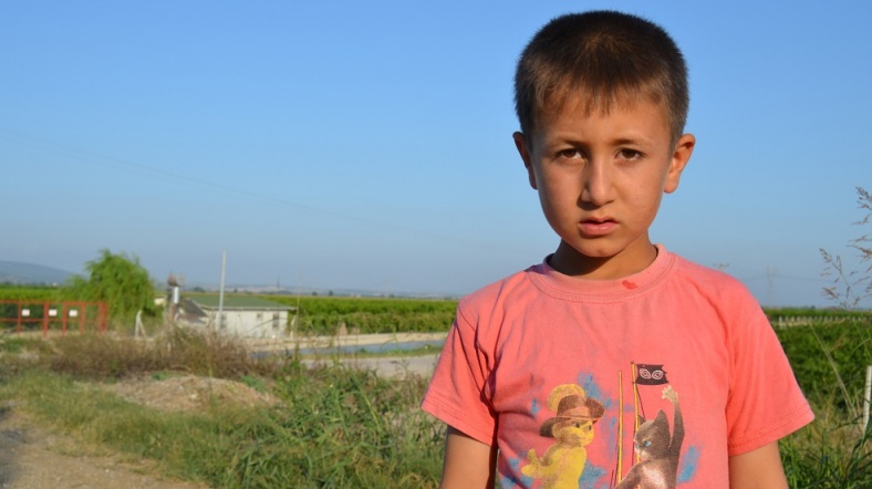 Muhammed Cihan henüz 7 yaşında. Ailesi Çukurova'da mevsimlik işçi olduğu için Şanlıurfa'daki okulunu yarım bırakmış.