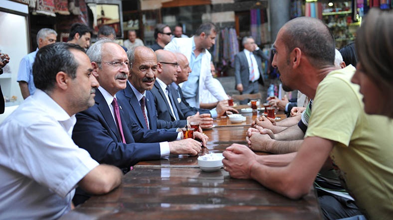kılıçdaroğlu, tarihi hasanpaşa hanı'nda vatandaşlarla sohbet etti. [fotoğraf: chp]