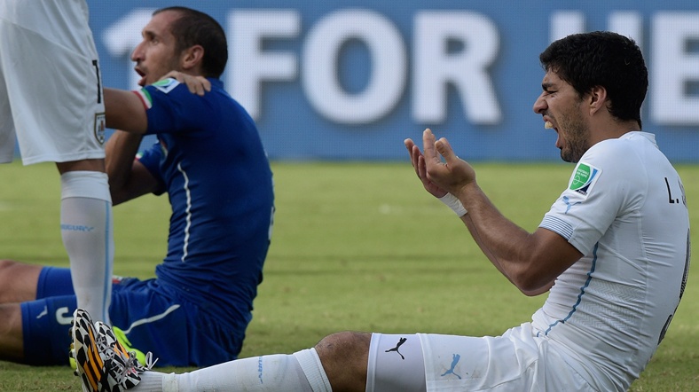 Suarez_Chiellini Luis Suarez, daha önce de iki kez rakip futbolcuları ısırdığı için ceza almıştı.