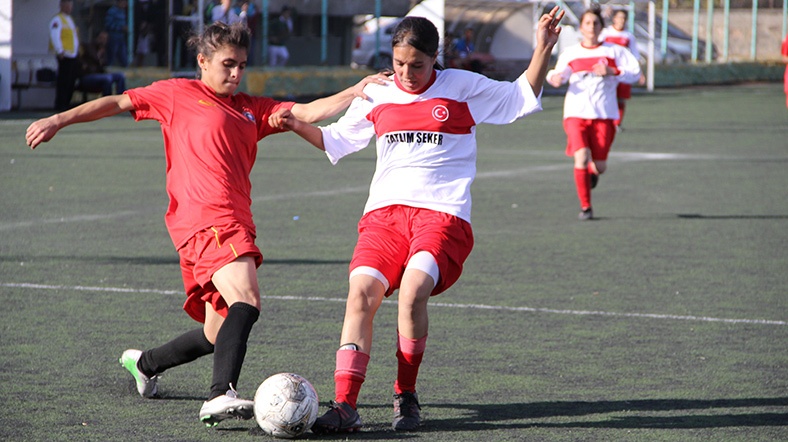 Diyarbakırlı_futbolcu_kız