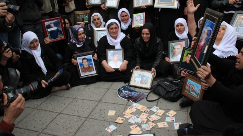 Olayda yaşamını yitirenlerin aileleri, TBMM Dikmen kapısı önünde önündeydi.