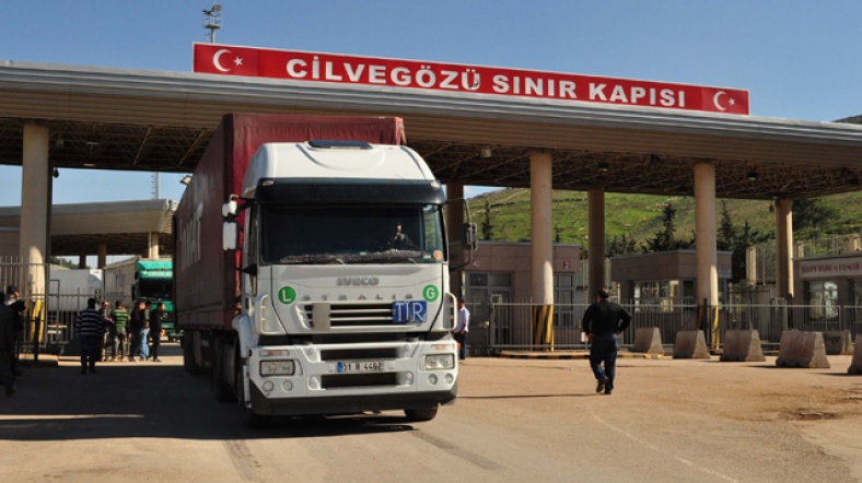 Türk tırları Suriye'deki Bab el Hava'ya gidecek ürünleri Cilvegözü Sınır Kapısı'nda naklediyor.