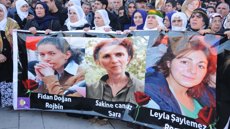 Paris'te 9 Ocak 2013'te öldürülen PKK'lı kadınları anma töreni