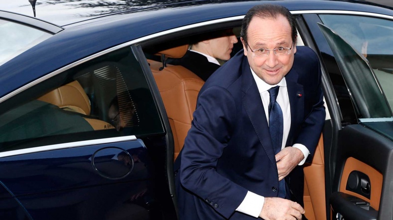 François Hollande, arabasından iniyor.