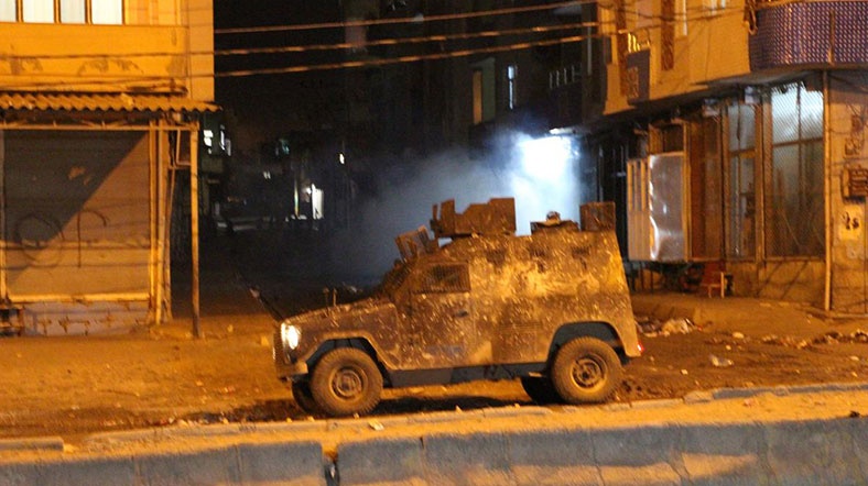 mardin'in silopi ilçesinde polis araçları taş yağmuruna tutuldu.[fotoğraf: aa]