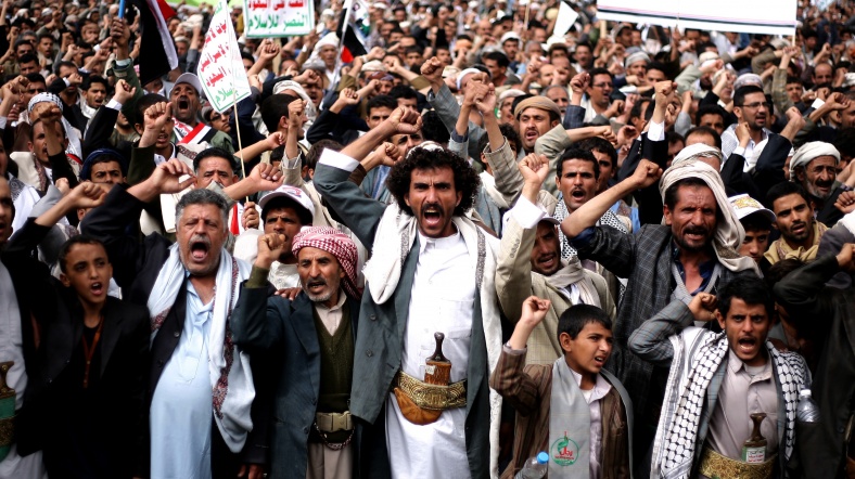 Yemen'in başkenti Sana'da düzenlenen intihar bombalı saldırıyı protesto eden Husiler.
