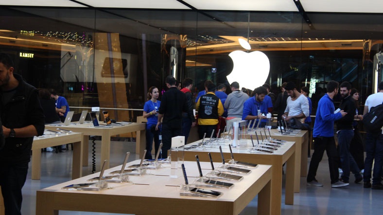 iPhone 6 satışları Türkiye'de de kuyrukların oluşmasına sebep olmuştu iPhone 6 satışları Türkiye'de de kuyrukların oluşmasına sebep olmuştu.