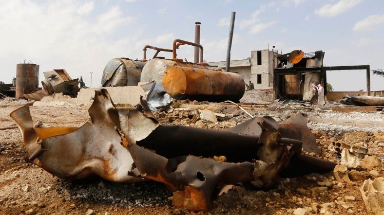 Rakka'da vurulan IŞİD rafinerisi