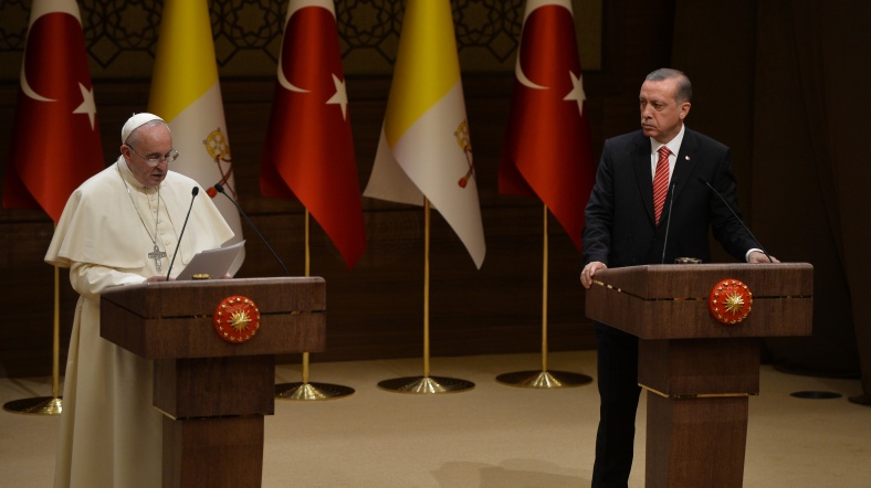 papa erdoğan promo Papa ile Erdoğan Cumhurbaşkanlığı Sarayı'nda basın toplantısı düzenledi.