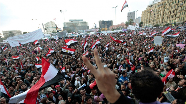 Tahrir Meydanı'nda protestolar Mısır Devrimi'nin ilk zamanlarında Tahrir Meydanı'nda protestocular
