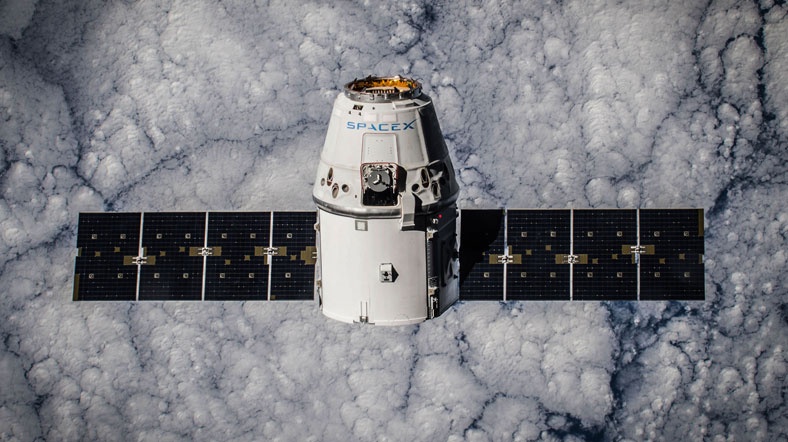 SpaceX dünya etrafında dönen yaklaşık 700 uydu ile uzaydan internet hizmeti sunmayı hedefliyor