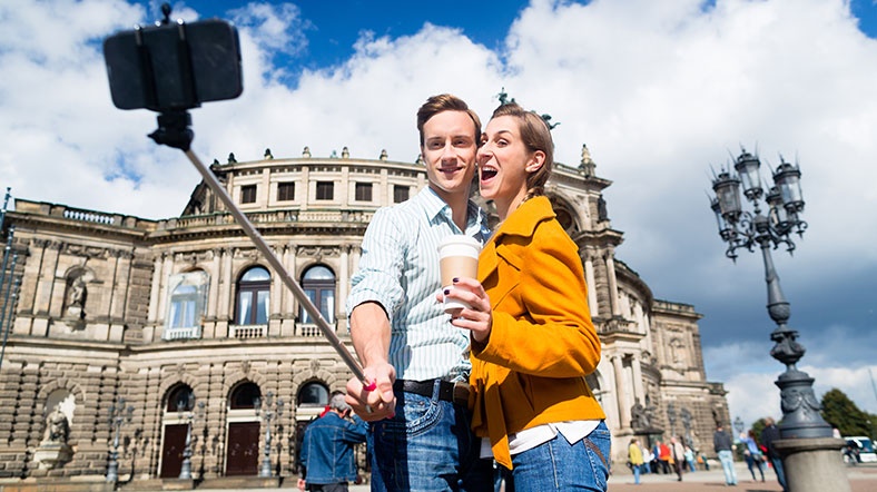 Ziyaretçilerin müve benzeri tarihi eserlerin bulunduğu yerlerde Selfie çubuklarını kullanması yasaklanıyor