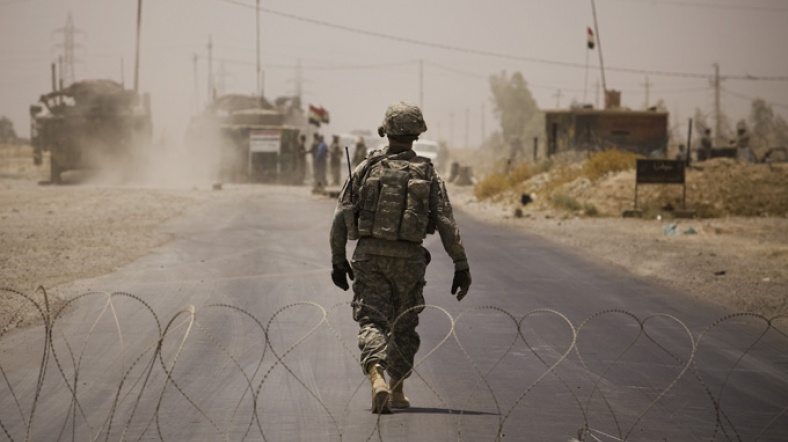 ABD askeri jiletli tel önünde.