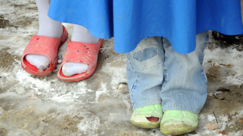 Yoksul ilkokul çocuklarının ayakkabıları.