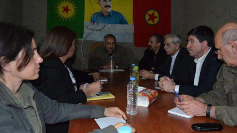 Öcalan'ın mektubunu, Karayılan'a (en geride), BDP'li ve bağımsız milletvekillerinden oluşan bir heyet iletmişti. 