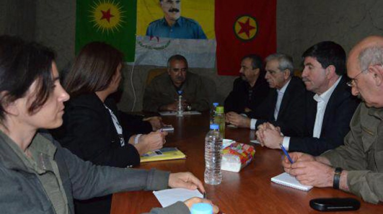 Öcalan'ın mektubunu, Karayılan'a (en geride), BDP'li ve bağımsız milletvekillerinden oluşan bir heyet iletmişti.
