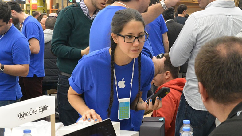 Apple'ın gelirlerindeki en önemli pay iPhone modellerinden geliyor Apple'ın gelirlerindeki en önemli pay iPhone modellerinden geliyor