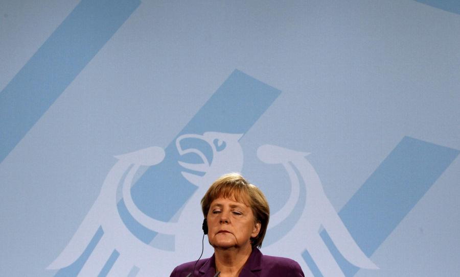 Angela Merkel Almanya forsunun önünde.