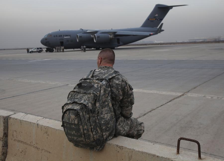 ABD askeri dönüş yolunda uçağa binmeyi bekliyor.