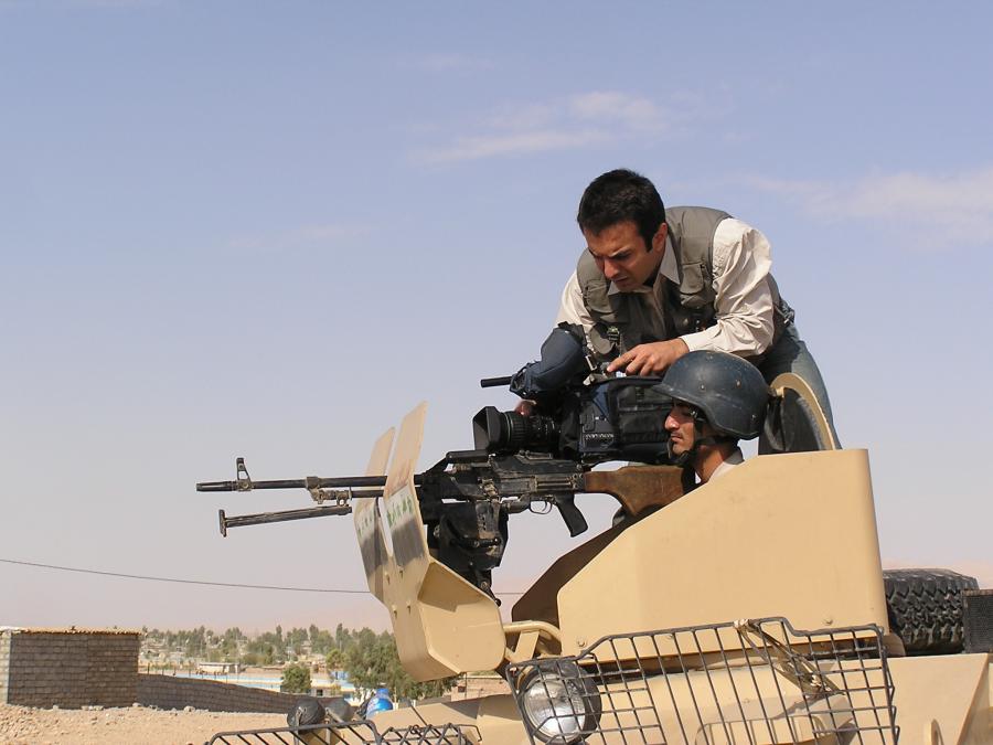 Can Hasasu Irak'ta bir tankta çekim yapıyor.