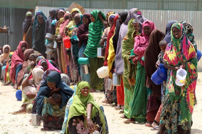 Somali'de su kaynağında sıra bekleyen kadınlar.