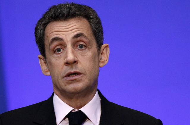 Tasarıya, koltuğunu koruyabilmek için ilkbaharda seçim yarışına girecek olan Sarkozy de tam destek veriyor.