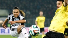 yardım maçında forma giyen tek kadın futbolcu brezilyalı marta'ydı. 